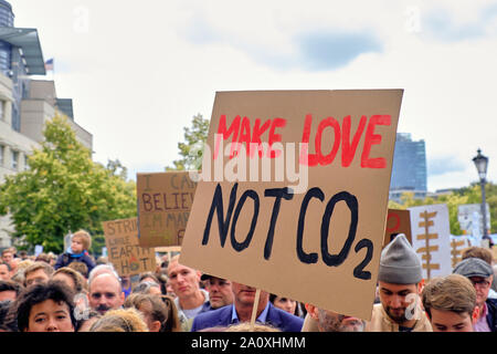 BERLIN, DEUTSCHLAND - 20. SEPTEMBER 2019: Global Climate Streik in Berlin, Deutschland, Demonstranten mit Plakaten auf einer Rallye durch das Brandenburger Tor in deutscher Sprache capit Stockfoto