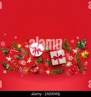 Red christmas background mit rand von Sternen, Weihnachtsbaum, Zweige, Kisten, Candy Cane und Bälle. Winter Urlaub Karte. Stock Vektor