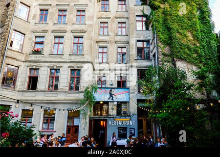 18 Juli 2019, Berlin: An einem warmen Sommerabend, die Gäste sitzen im Innenhof der Clärchen's Ballhaus im Bezirk Mitte. Foto: Stefan Jaitner/dpa Stockfoto