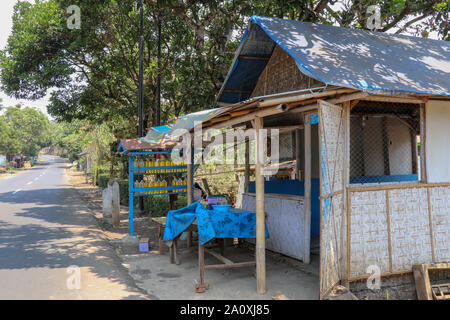 Traditionelle Tankstelle auf der Insel Java in Indonesien. Holz Ständer mit Benzin in Glas liter Flaschen zum Verkauf bereit. Einfache Holz- Haus mit Bambus Stockfoto