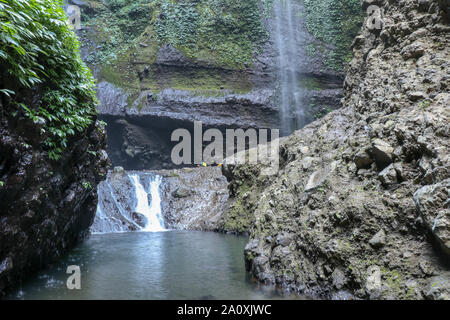 Wasser aus einem See unter einem Wasserfall Überläufe ein Fels. Madakaripura Wasserfall ist nicht weit von Mount Bromo. Der höchste Wasserfall in Java. Stockfoto