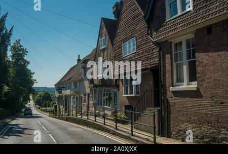 Blick auf die Straße des alten Dorfes in Staplehurst, Kent, Großbritannien Stockfoto
