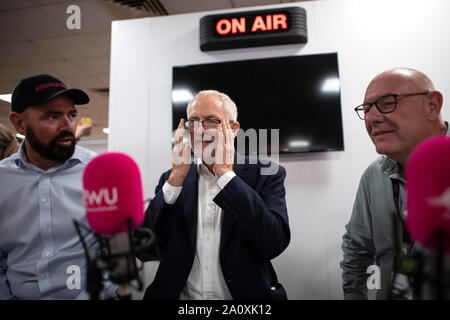 Jeremy Corbyn mit (nach rechts) Chris Webb, Direktor der Kommunikationen für die Communication Workers Union links, und Dave Ward, Generalsekretär für die CWU, bei einem Besuch der CWU Radio Station von der Labour Party, Konferenz. Stockfoto