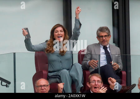 London, Großbritannien. 22 Sep, 2019. Karren Brady stellvertretende Vorsitzende von West Ham United feiert nach West Ham United score v Manchester United in der Premier League Spiel im Stadion in London, London, UK gespielt. Bild von: Jason Mitchell/Alamy Live News englische Premier und Football League Bilder nur in einem redaktionellen Kontext verwendet werden, werden die Bilder nicht erlaubt auf der anderen Website veröffentlicht werden, es sei denn, eine Lizenz von DataCo Ltd 44 207 864 9121 erlangt wurde. Credit: Headlinephoto Limited/Alamy leben Nachrichten Stockfoto