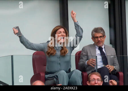 London, Großbritannien. 22 Sep, 2019. Karren Brady stellvertretende Vorsitzende von West Ham United feiert nach West Ham United score v Manchester United in der Premier League Spiel im Stadion in London, London, UK gespielt. Bild von: Jason Mitchell/Alamy Live News englische Premier und Football League Bilder nur in einem redaktionellen Kontext verwendet werden, werden die Bilder nicht erlaubt auf der anderen Website veröffentlicht werden, es sei denn, eine Lizenz von DataCo Ltd 44 207 864 9121 erlangt wurde. Credit: Headlinephoto Limited/Alamy leben Nachrichten Stockfoto