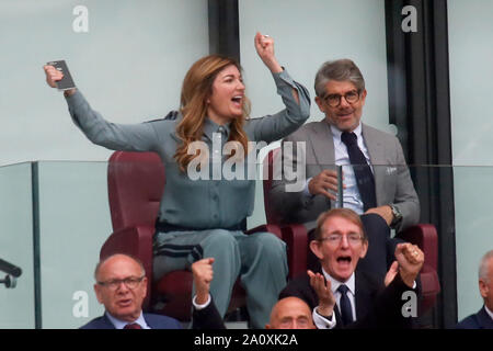 London, Großbritannien. 22 Sep, 2019. Karren Brady stellvertretende Vorsitzende von West Ham United feiert nach West Ham United score v Manchester United in der Premier League Spiel im Stadion in London, London, UK gespielt. Bild von: Jason Mitchell/Alamy Live News englische Premier und Football League Bilder nur in einem redaktionellen Kontext verwendet werden, werden die Bilder nicht erlaubt auf der anderen Website veröffentlicht werden, es sei denn, eine Lizenz von DataCo Ltd 44 207 864 9121 erlangt wurde. Credit: Headlinephoto Limited/Alamy leben Nachrichten Stockfoto