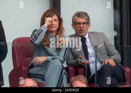 London, Großbritannien. 22 Sep, 2019. Karren Brady stellvertretende Vorsitzende von West Ham United feiert nach West Ham United score v Manchester United in der Premier League Spiel im Stadion in London, London, UK gespielt. Bild von: Jason Mitchell/Alamy Live News englische Premier und Football League Bilder nur in einem redaktionellen Kontext verwendet werden, werden die Bilder nicht erlaubt auf der anderen Website veröffentlicht werden, es sei denn, eine Lizenz von DataCo Ltd 44 207 864 9121 erlangt wurde. Credit: Headlinephoto Limited/Alamy leben Nachrichten Stockfoto