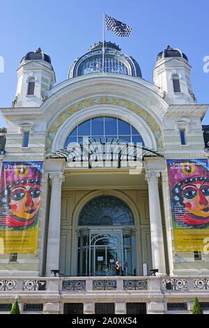 EVIAN-LES-BAINS, Frankreich-23 Jun 2019 - Blick auf das Wahrzeichen der Palais Lumière Palace, nun ein Tagungsort, am Ufer des Genfer Sees unterhalb des A Stockfoto