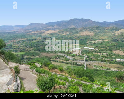 Luftaufnahme zeigt die Landschaft um eine Gemeinde in Sizilien namens Castiglione di Sicilia Stockfoto