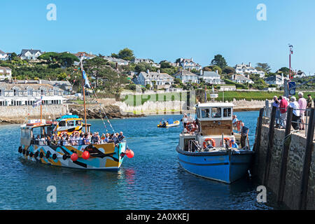 Die St. Mawes Fähre kommend in den Hafen nach der kurzen Reise von Falmouth, Cornwall, England, Großbritannien. Stockfoto