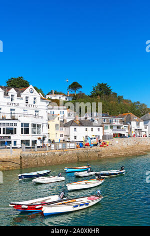 Boote im Hafen von St. Mawes, Cornwall, England, Großbritannien, Großbritannien. Stockfoto