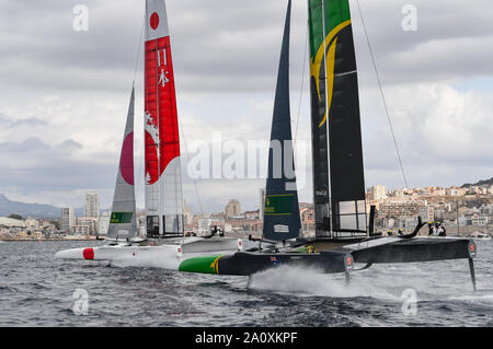 Schließen segeln zwischen Japan SailGP Team mit Skipper von Nathan Outteridge und Australien SailGP Team von Tom Slingsby am Renntag 3 mit Skipper. Die endgültige SailGP Ereignis der Saison 1 in Marseille, Frankreich. Stockfoto