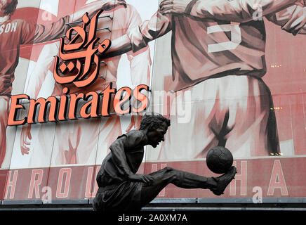 London, Großbritannien. 22. September 2019. Die englische Premier League Fußball, Arsenal Football Club gegen Aston Villa Football Club, die Dennis Bergkamp statue Nur außerhalb des Emirates Stadium - Streng redaktionelle Verwendung. Keine Verwendung mit nicht autorisierten Audio-, Video-, Daten-, Spielpläne, Verein/liga Logos oder "live" Dienstleistungen. On-line-in-Match mit 120 Bildern beschränkt, kein Video-Emulation. Keine Verwendung in Wetten, Spiele oder einzelne Verein/Liga/player Publikationen Quelle: Aktion Plus Sport Bilder/Alamy leben Nachrichten Stockfoto