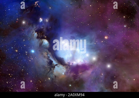 Leuchtende Nebel und Sterne Staubwolken im Weltraum. Futuristische Kosmos Universum Landschaft. Stockfoto