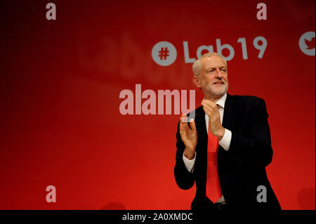 Brighton, UK. 22. September, 2019 Jeremy Corbyn, Fraktionsvorsitzender der Labour-Partei, applaudierten die Rede von Diane Abbott, Schatten Home Staatssekretärin für Justiz, während des zweiten Tages der Labour Party jährliche Konferenz an der Brighton Centre. Credit: Kevin Hayes/Alamy leben Nachrichten Stockfoto