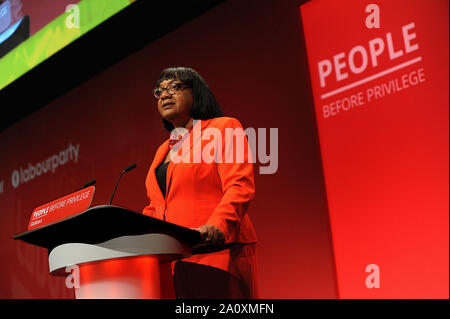 Brighton, UK. 22. September, 2019 Diane Abbott, Schatten Home Staatssekretärin für Justiz, liefert Ihre Rede, Delegierten während des zweiten Tages der Labour Party jährliche Konferenz an der Brighton Centre. Credit: Kevin Hayes/Alamy leben Nachrichten Stockfoto