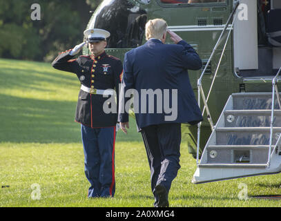 Präsidenten der Vereinigten Staaten Donald J. Trumpf begrüßt die Marine Guard, als er das Weiße Haus in Washington, DC, fährt für eine Reise nach Texas und Ohio, bevor es weiter in New York die Eröffnung der Vereinten Nationen am Sonntag teilnehmen, 22. September 2019. Foto von Ron Sachs/UPI Stockfoto