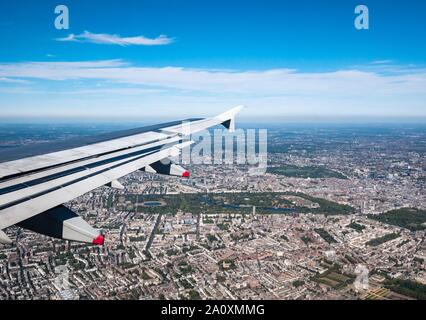 Blick aus dem Flugzeug Fenster mit Flügel über London mit Hyde Park und Regent's Park, London, England, Großbritannien Stockfoto