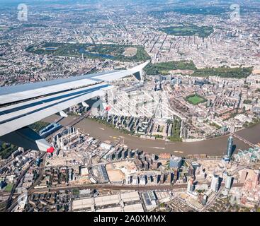 Blick aus dem Flugzeug Fenster mit Flügel über Thames River, Hyde Park, St. James Park und Regent's Park & Battersea Power Station, London, England, Großbritannien Stockfoto