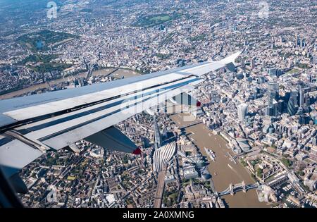 Blick vom Flugzeugfenster mit Flügel über Themse, Tower Bridge, The Shard, Tower Bridge, Hyde Park & City of London, England, Großbritannien Stockfoto
