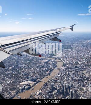 Blick vom Flugzeugfenster auf die Themse und das Stadtzentrum, mit dem Shard und Hyde Park, London, England, Großbritannien Stockfoto