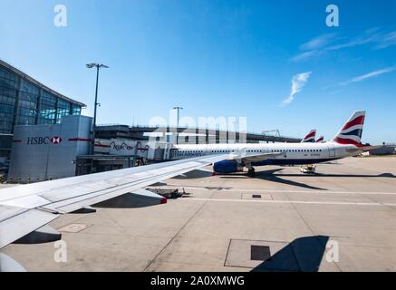 Blick aus dem Flugzeug Fenster von British Airways Flugzeug auf Flughafen Schürze, Flughafen Heathrow, London, England, Großbritannien Stockfoto