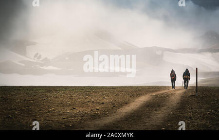 Wanderer gehen in die Wolke. Auf laugavegur Trail, Island Stockfoto