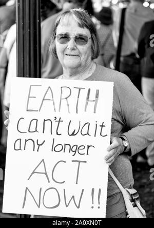 Ein Senioren-Protest bei der Internationalen Klima-Justice-Rallye in Asheville, NC, USA. Stockfoto