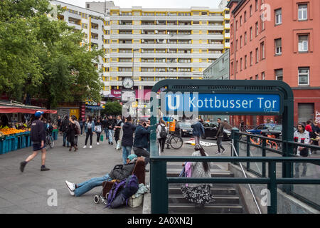 26. Mai 2019, Berlin: Zahlreiche Passanten gehen Sie über den Platz vor dem Eingang zur U-Bahn Haltestelle "Kottbusser Tor". Foto: Stefan Jaitner/dpa Stockfoto