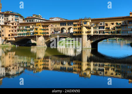 Der Ponte Vecchio Brücke über den Fluss Arno, Florenz, Italien Stockfoto