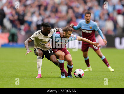 London, Großbritannien. 22. September 2019. Fußball der englischen Premier League, West Ham United gegen Manchester United; Aaron Wan-Bissaka von Manchester United Kennzeichnung Jack Wilshere von West Ham United - Streng redaktionelle Verwendung. Keine Verwendung mit nicht autorisierten Audio-, Video-, Daten-, Spielpläne, Verein/liga Logos oder "live" Dienstleistungen. On-line-in-Match mit 120 Bildern beschränkt, kein Video-Emulation. Keine Verwendung in Wetten, Spiele oder einzelne Verein/Liga/player Publikationen Quelle: Aktion Plus Sport Bilder/Alamy leben Nachrichten Stockfoto