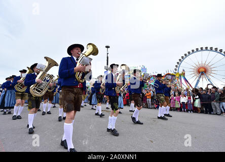München, Deutschland. 22 Sep, 2019. Menschen beteiligen sich an der Oktoberfest Parade in München, Deutschland, Sept. 22, 2019. Das diesjährige Oktoberfest geht von Sept. 21 bis Okt. 6. Credit: Lu Yang/Xinhua/Alamy leben Nachrichten Stockfoto