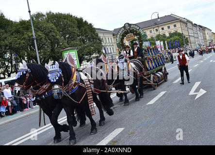 München, Deutschland. 22 Sep, 2019. Eine Beförderung beteiligt sich an der Oktoberfest Parade in München, Deutschland, Sept. 22, 2019. Das diesjährige Oktoberfest geht von Sept. 21 bis Okt. 6. Credit: Lu Yang/Xinhua/Alamy leben Nachrichten Stockfoto