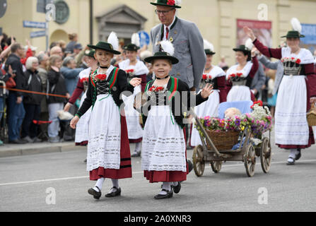 München, Deutschland. 22 Sep, 2019. Menschen beteiligen sich an der Oktoberfest Parade in München, Deutschland, Sept. 22, 2019. Das diesjährige Oktoberfest geht von Sept. 21 bis Okt. 6. Credit: Lu Yang/Xinhua/Alamy leben Nachrichten Stockfoto