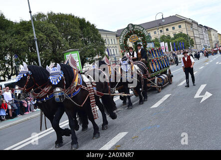 München, Deutschland. 22 Sep, 2019. Eine Beförderung beteiligt sich an der Oktoberfest Parade in München, Deutschland, Sept. 22, 2019. Das diesjährige Oktoberfest geht von Sept. 21 bis Okt. 6. Credit: Lu Yang/Xinhua/Alamy leben Nachrichten Stockfoto