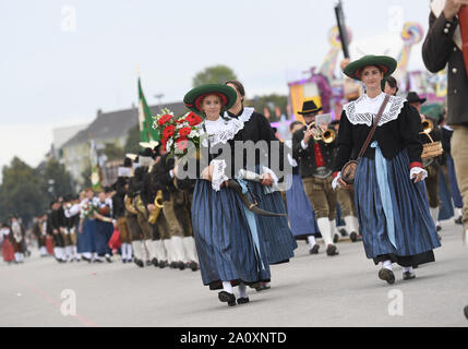 München, Deutschland. 22 Sep, 2019. Menschen beteiligen sich an der Oktoberfest Parade in München, Deutschland, Sept. 22, 2019. Das diesjährige Oktoberfest geht von Sept. 21 bis Okt. 6. Credit: Lu Yang/Xinhua/Alamy leben Nachrichten Stockfoto