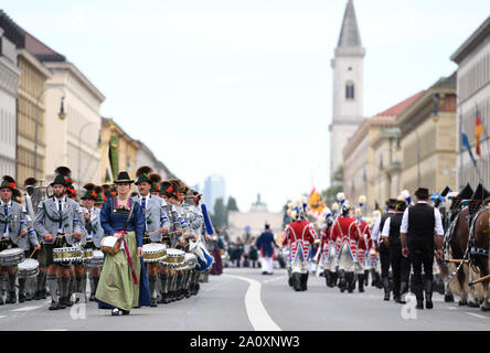 München, Deutschland. 22 Sep, 2019. Menschen beteiligen sich an der Oktoberfest Parade in München, Deutschland, Sept. 22, 2019. Das diesjährige Oktoberfest geht von Sept. 21 bis Okt. 6. Credit: Lu Yang/Xinhua/Alamy leben Nachrichten Stockfoto