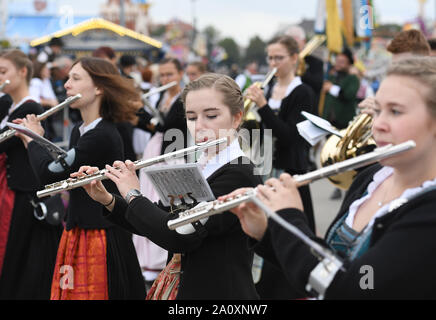 München, Deutschland. 22 Sep, 2019. Menschen beteiligen sich an der Oktoberfest Parade in München, Deutschland, Sept. 22, 2019. Das diesjährige Oktoberfest geht von Sept. 21 bis Okt. 6. Credit: Lu Yang/Xinhua/Alamy leben Nachrichten Stockfoto