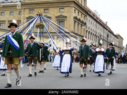 München, Deutschland. 22 Sep, 2019. Menschen beteiligen sich an der Oktoberfest Parade in München, Deutschland, Sept. 22, 2019. Das diesjährige Oktoberfest geht von Sept. 21 bis Okt. 6. Credit: Lu Yang/Xinhua/Alamy leben Nachrichten Stockfoto