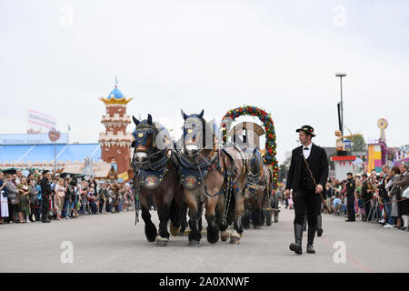 München, Deutschland. 22 Sep, 2019. Eine Beförderung beteiligt sich an der Oktoberfest Parade in München, Deutschland, Sept. 22, 2019. Das diesjährige Oktoberfest geht von Sept. 21 bis Okt. 6. Credit: Lu Yang/Xinhua/Alamy leben Nachrichten Stockfoto