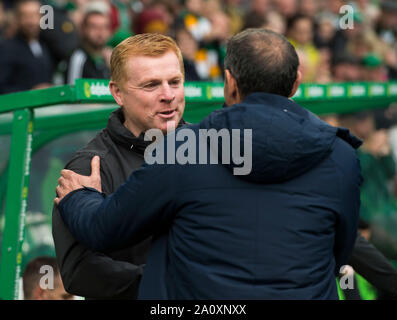 Keltischer Manager Neil Lennon und Kilmarnock manager Angelo Alessio schütteln sich die Hände vor dem Kick off während der LADBROKES Scottish Premier League Spiel im Celtic Park, Glasgow. Stockfoto