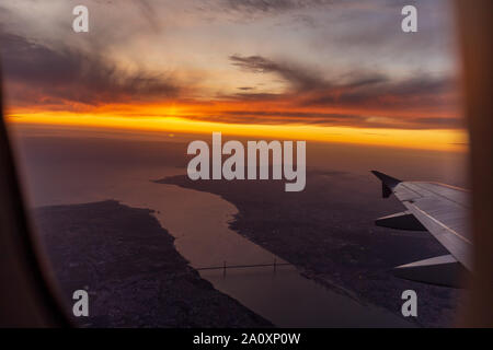 Flugzeugflügel Blick auf Lissabon bei Sonnenuntergang Stockfoto