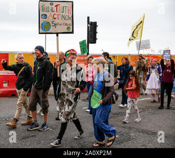 Brighton, UK. 22 Sep, 2019. Personen Banner und Plakate während einer März Aufruf zum Handeln gegen den Klimawandel in Brighton, Großbritannien an Sept. 22, 2019. Credit: Han Yan/Xinhua/Alamy leben Nachrichten Stockfoto