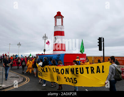 Brighton, UK. 22 Sep, 2019. Personen Banner und Plakate während einer März Aufruf zum Handeln gegen den Klimawandel in Brighton, Großbritannien an Sept. 22, 2019. Credit: Han Yan/Xinhua/Alamy leben Nachrichten Stockfoto