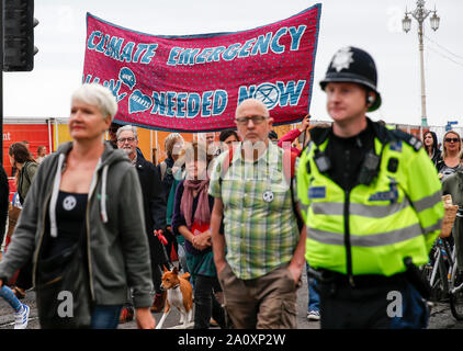 Brighton, UK. 22 Sep, 2019. Die Menschen nehmen Teil in einem März Aufruf zum Handeln gegen den Klimawandel in Brighton, Großbritannien an Sept. 22, 2019. Credit: Han Yan/Xinhua/Alamy leben Nachrichten Stockfoto