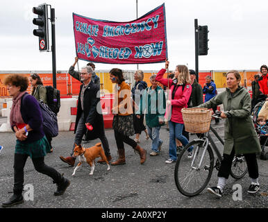 Brighton, UK. 22 Sep, 2019. Personen Banner und Plakate während einer März Aufruf zum Handeln gegen den Klimawandel in Brighton, Großbritannien an Sept. 22, 2019. Credit: Han Yan/Xinhua/Alamy leben Nachrichten Stockfoto