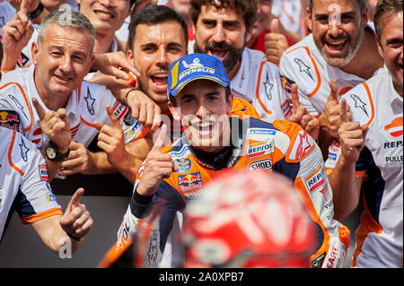 22. September 2019; Ciudad del Motor de Aragon, Spanien; Aragon Alcaniz, Motorrad Grand Prix, Race Day; Marc Marquez und sein Team den Sieg am Ende des MotoGP-Rennen auf der Motorland Stromkreis feiern Stockfoto