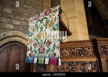 St Leonards Downham Rednerpult Tuch Stockfoto