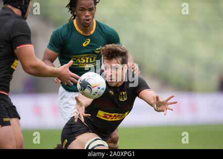 München, Deutschland. 22 Sep, 2019. Oktoberfest Sevens Rugby Turnier in München am 21. und 22. September 2019. Halbfinale Deutschland gegen Südafrika. Robert Haase (Deutschland) passt den Ball unter Druck zu einem Mannschaftskameraden. Credit: Jürgen Kessler/Kessler-Sportfotografie/dpa/Alamy leben Nachrichten Stockfoto