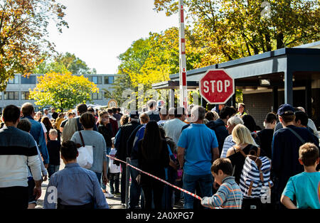 Berlin, Deutschland. 22 Sep, 2019. Die Besucher Schlange, um sich auf dem Gelände des Berliner Polizei Tag der offenen Tür ein. Credit: Paul Zinken/dpa/Alamy leben Nachrichten Stockfoto